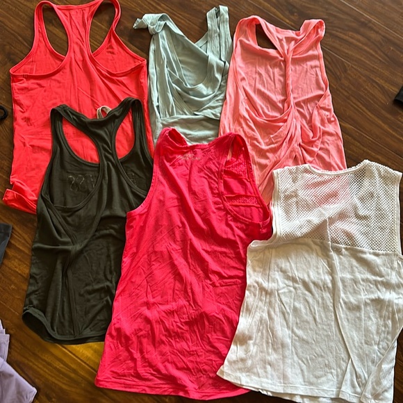 Bundle of Lorna Jane tops - Picture 1 of 2